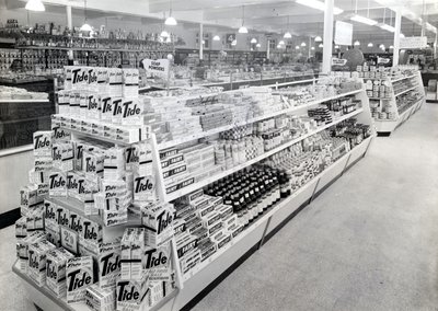 Pasillo de detergente en polvo, tienda Woolworths, 1956 de English Photographer